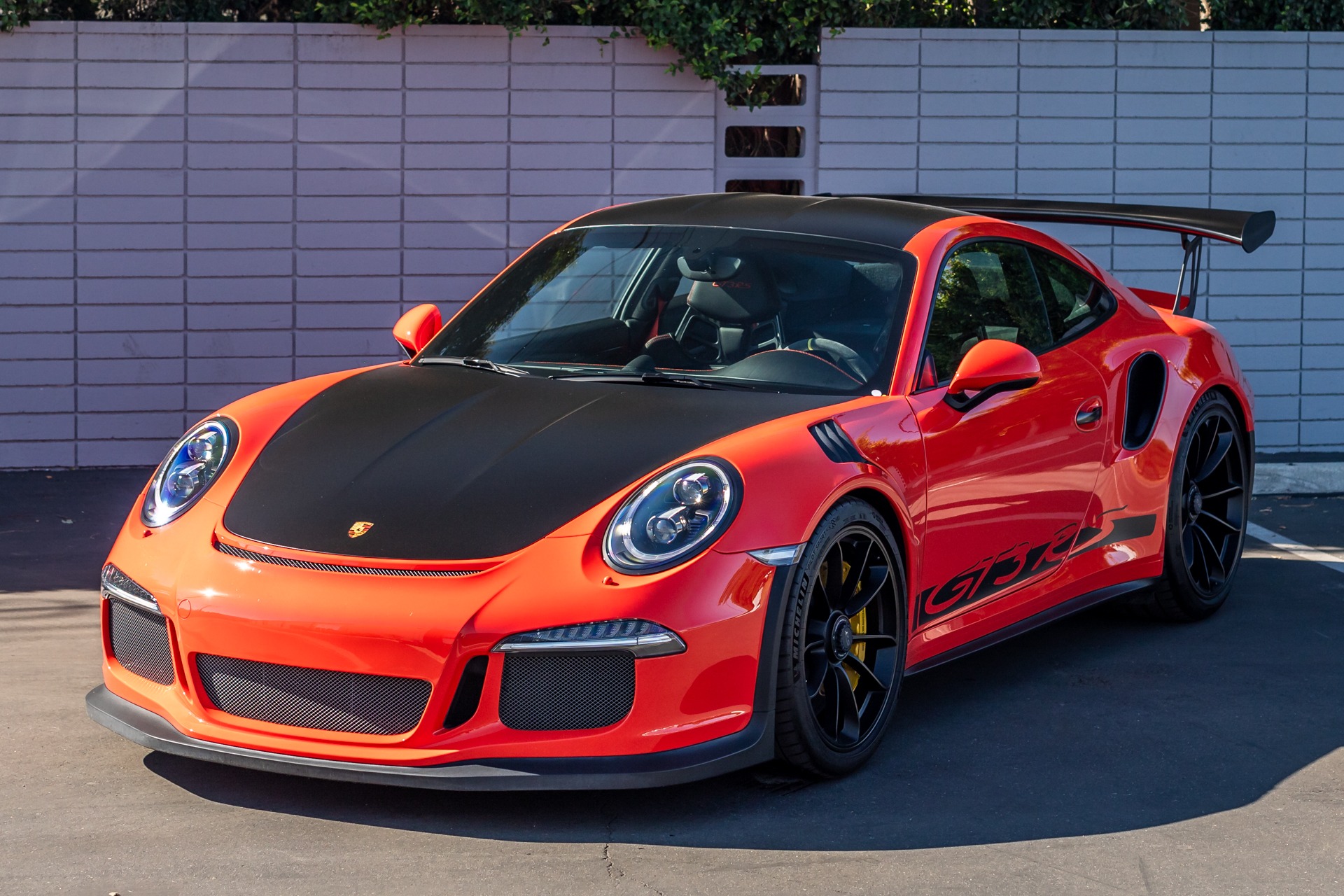 https://www.ilusso.com/imagetag/2507/main/l/Used-2016-Porsche-911-GT3-RS-1699035086.jpg