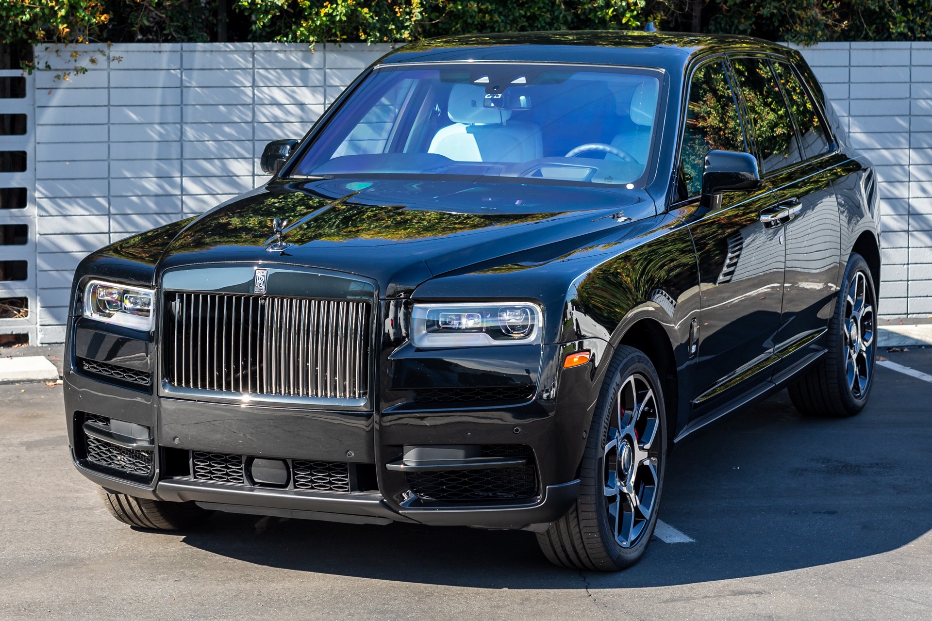 Blue Rolls-Royce Cullinan Black Badge on Matching Forged AGLs Is